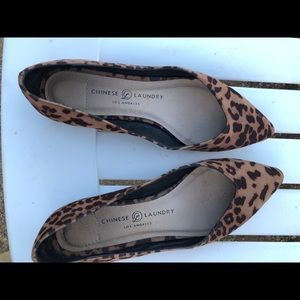 Ladies Shoes CHINESE LAUNDRY Size 8 Fabric leopard